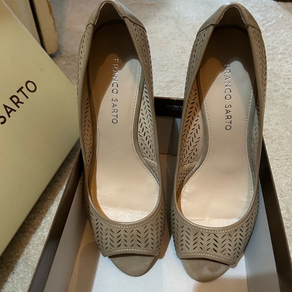 Franco Sarto Wedge Shoe, Size 8.5 - Picture 2 of 6